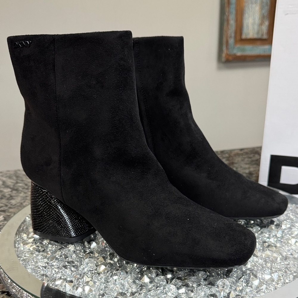 DKNY Black Ankle Booties with Textured Block Heel NEW 9.5 - Picture 5 of 17